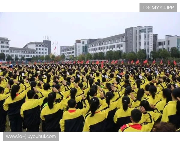 新安中学足球社团奋勇拼搏展青春风采共筑校园体育梦想