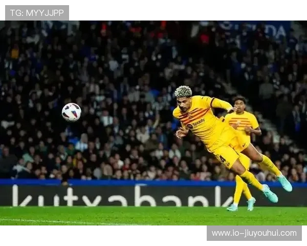 足球场上意外摔倒瞬间引发热议 滚动跌倒动作引球迷惊叹与讨论